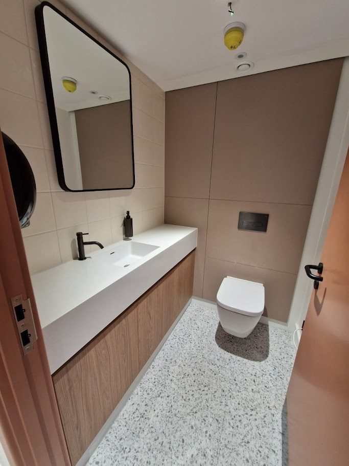 Solid surface vanity unit in a minimal washroom