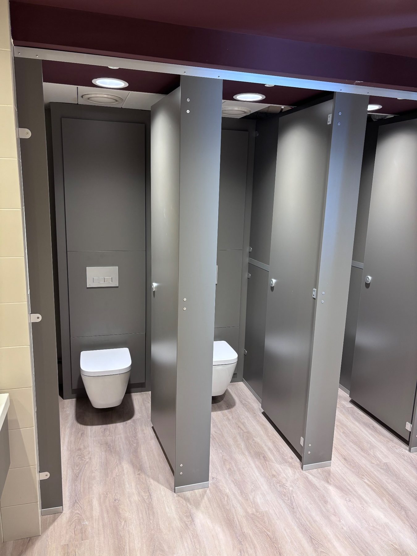 Full-height cubicles with concealed cisterns