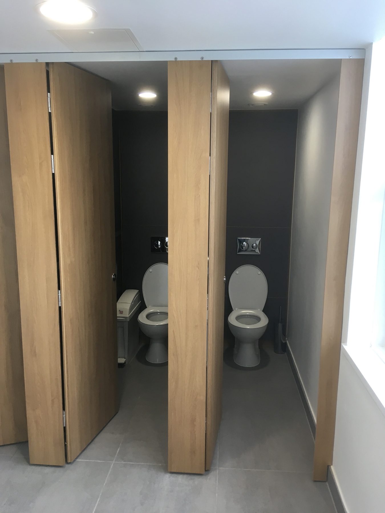 Full-height flush cubicles in oak finish